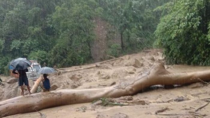 Meghalaya: Landslide disrupts traffic on NH-6 in East Jaintia Hills
