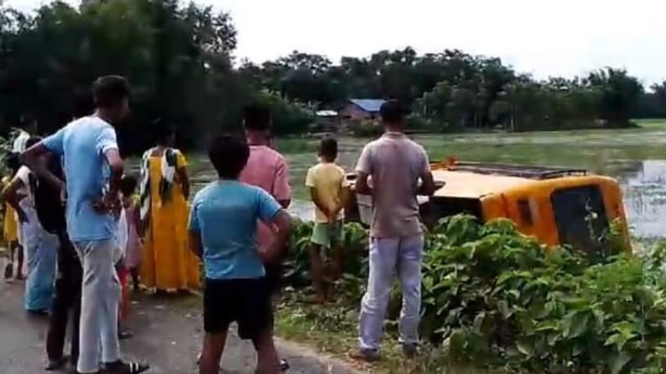 Assam: School bus overturns in Nalbari's Kakaya, students safe Assam: School bus overturns in Nalbari's Kakaya, students safe