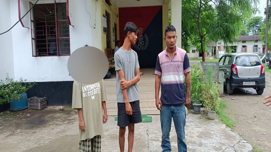 Assam: NSCN cadres allegedly demand Rs 10 lakh from businessman, 3 arrested in Tinsukia Assam: NSCN cadres allegedly demand Rs 10 lakh from businessman, 3 arrested in Tinsukia