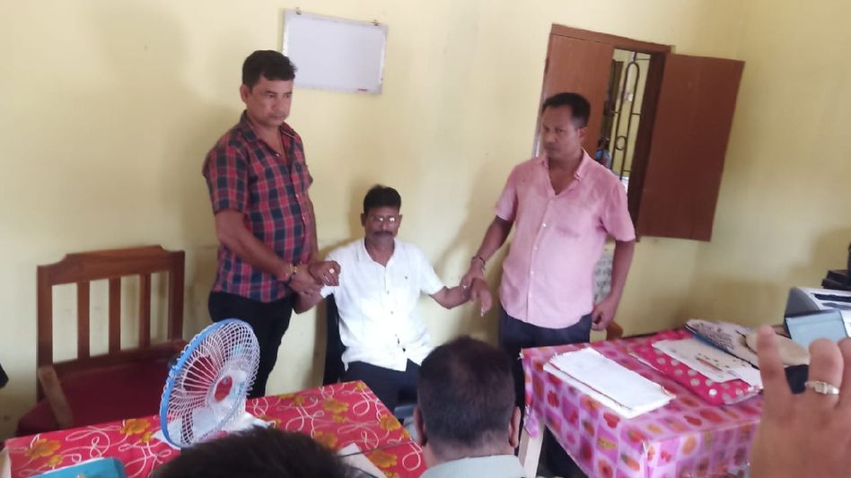 Assam: Sub-Inspector caught red handed while accepting bribe in Dhubri Assam: Sub-Inspector caught red handed while accepting bribe in Dhubri
