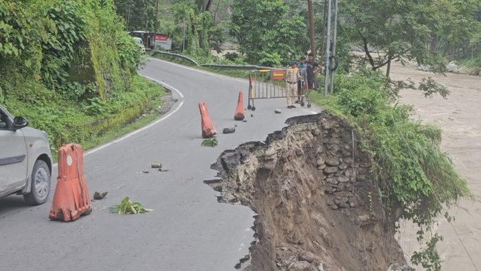 Sikkim: Landslide disrupts traffic on NH10 near Bhoteybhir, alternative routes advised