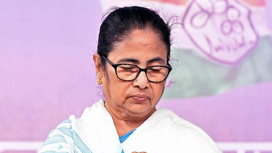 Calcutta HC restrains Mamata Banerjee from making derogatory remarks against Governor CV Ananda Bose Calcutta HC restrains Mamata Banerjee from making derogatory remarks against Governor CV Ananda Bose