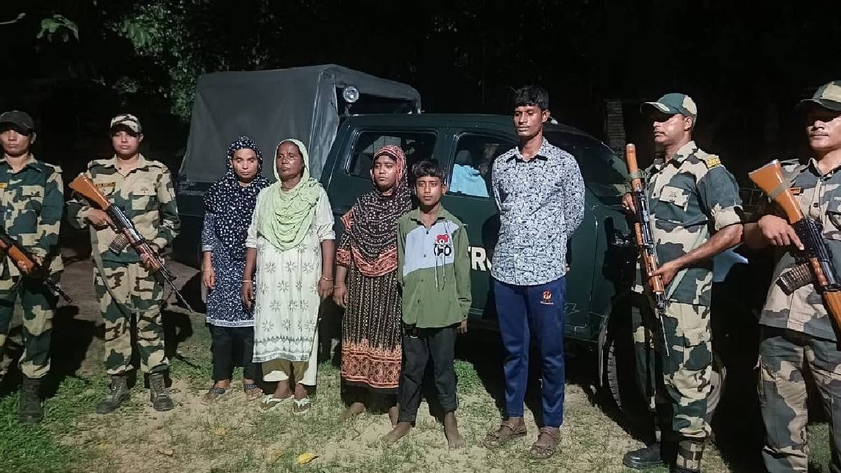 Tripura: BSF detains 5 Bangladeshi nationals attempting illegal entry into Indian territory Tripura: BSF detains 5 Bangladeshi nationals attempting illegal entry into Indian territory