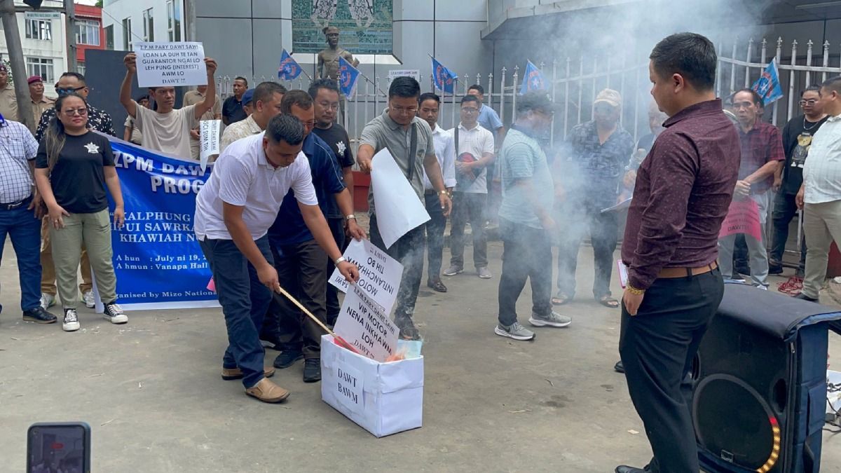 Mizo National Youth Front burn collection of “100 lies of ZPM government” Mizo National Youth Front burn collection of “100 lies of ZPM government”