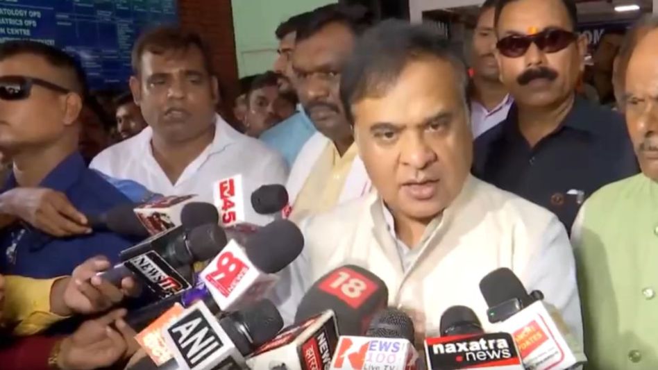 Himanta Biswa Sarma meets injured contractual police assistants in Jharkhand Himanta Biswa Sarma meets injured contractual police assistants in Jharkhand