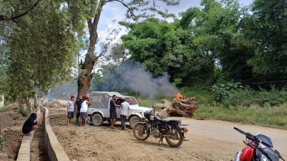 Manipur: Imphal-Yairipok road blockade continues for third day amid protests Manipur: Imphal-Yairipok road blockade continues for third day amid protests