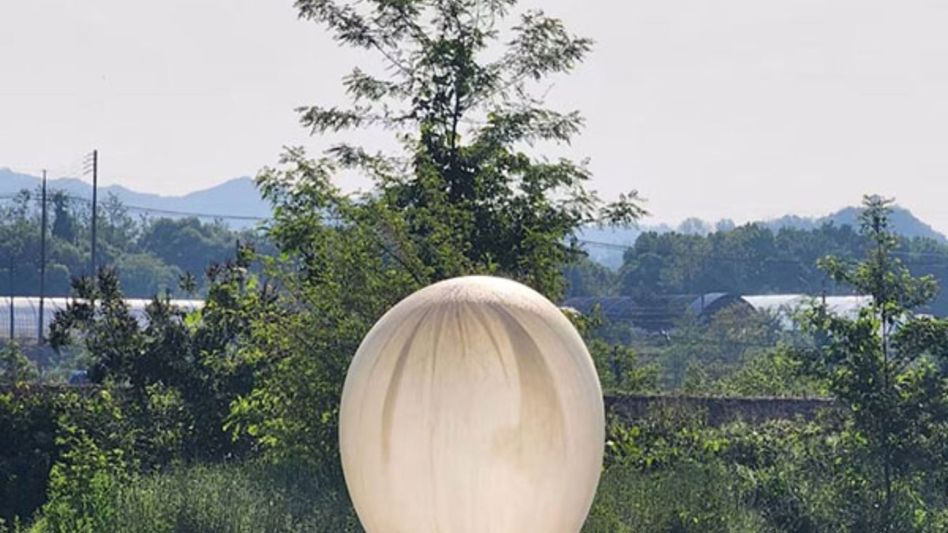 South Korean presidential compound littered with North Korean trash balloons South Korean presidential compound littered with North Korean trash balloons