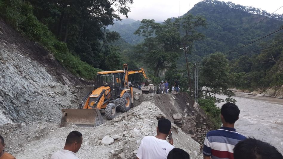 Sikkim: Fresh landslides and cracks on NH 10 delay traffic resumption Sikkim: Fresh landslides and cracks on NH 10 delay traffic resumption
