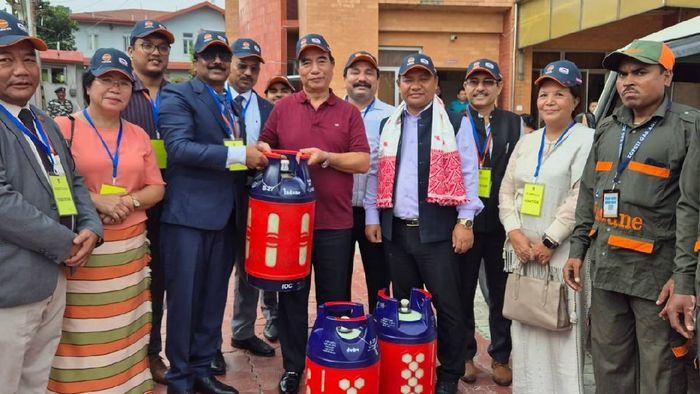 Mizoram CM Lalduhoma receives advanced composite LPG cylinder from Indian Oil