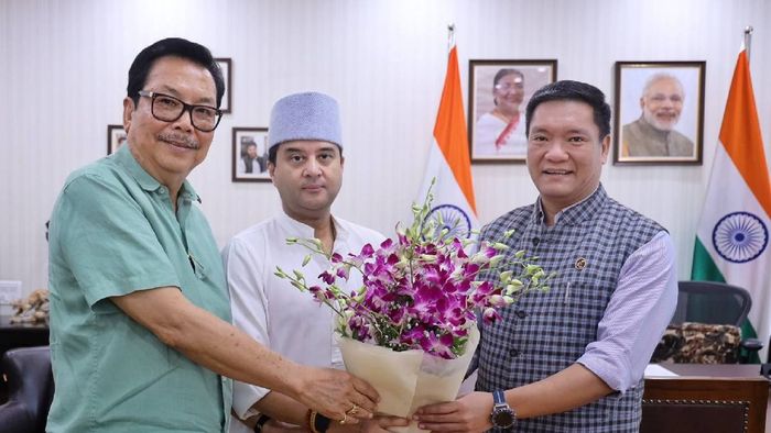 Union DONER Minister Scindia and Arunachal CM discuss development projects