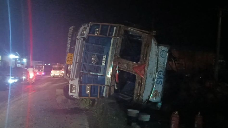 Assam: Truck loaded with gas cylinders crashes on NH-17 in Jogighopa Assam: Truck loaded with gas cylinders crashes on NH-17 in Jogighopa