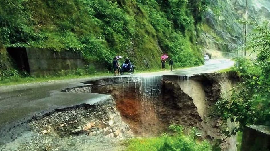 Sikkim: Vehicles directed to take alternate routes to avoid vulnerable points along NH10 Sikkim: Vehicles directed to take alternate routes to avoid vulnerable points along NH10
