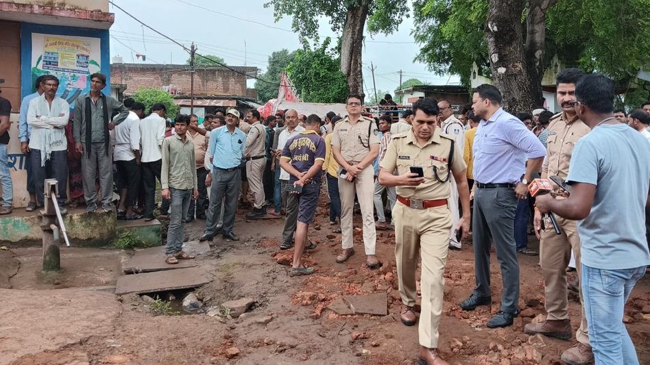 9 dead, many injured as 50-year-old temple wall collapses in Madhya Pradesh's Sagar 9 dead, many injured as 50-year-old temple wall collapses in Madhya Pradesh's Sagar