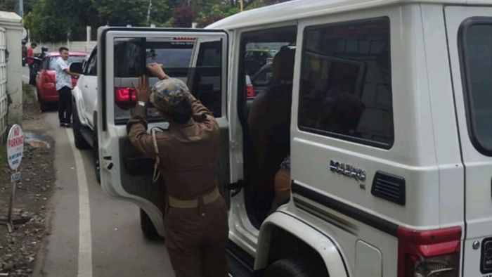 Meghalaya: Shillong traffic police start fresh crackdown against black films, 400 vehicles penalised