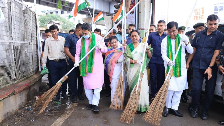 Tripura CM joins Swachh Bharat drive in Agartala ahead of I-Day Tripura CM joins Swachh Bharat drive in Agartala ahead of I-Day