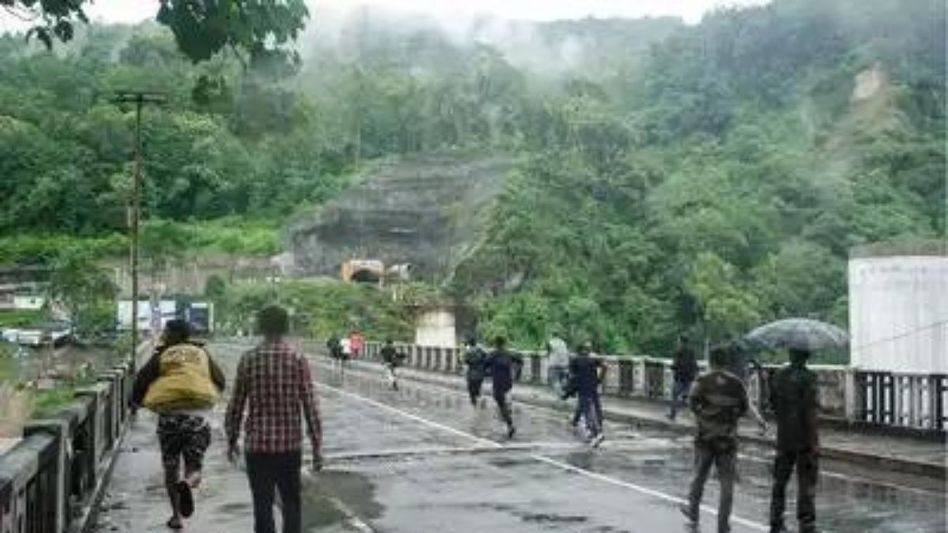 Sikkim: Kalimpong district magistrate restricts vehicle movement on NH-10 Sikkim: Kalimpong district magistrate restricts vehicle movement on NH-10