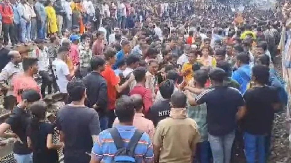Protests erupt in Maharashtra as Badlapur school girls sexually abused Protests erupt in Maharashtra as Badlapur school girls sexually abused