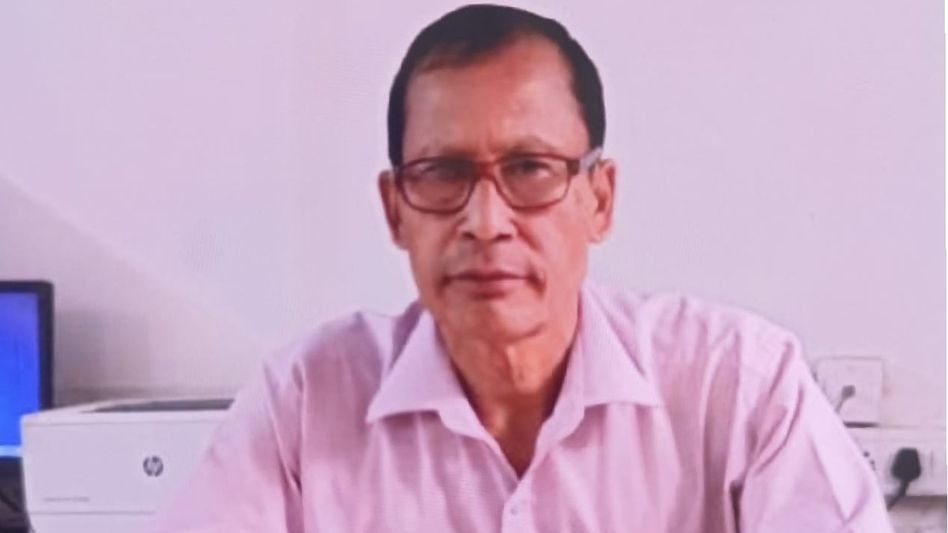 Assam: Lat Mandal caught red handed while taking bribe in Tinsukia Assam: Lat Mandal caught red handed while taking bribe in Tinsukia