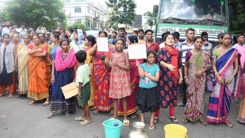 Tripura: Locals block VIP road in Agartala over drinking water crisis Tripura: Locals block VIP road in Agartala over drinking water crisis