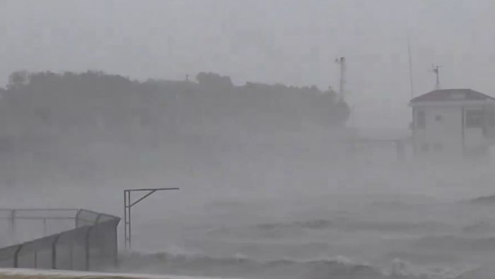 Typhoon Bebinca shuts down Shanghai, first major storm in 70 years