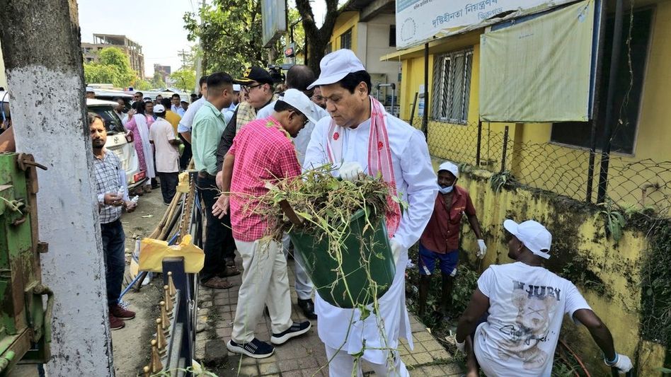 Sarbananda Sonowal highlights Swachh Bharat Abhiyan success during cleanliness drive in Dibrugarh Sarbananda Sonowal highlights Swachh Bharat Abhiyan success during cleanliness drive in Dibrugarh