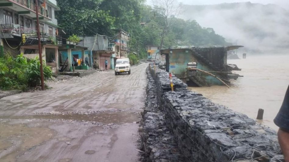 Sikkim: Teesta water level low, roads to Darjeeling remain open despite rains Sikkim: Teesta water level low, roads to Darjeeling remain open despite rains