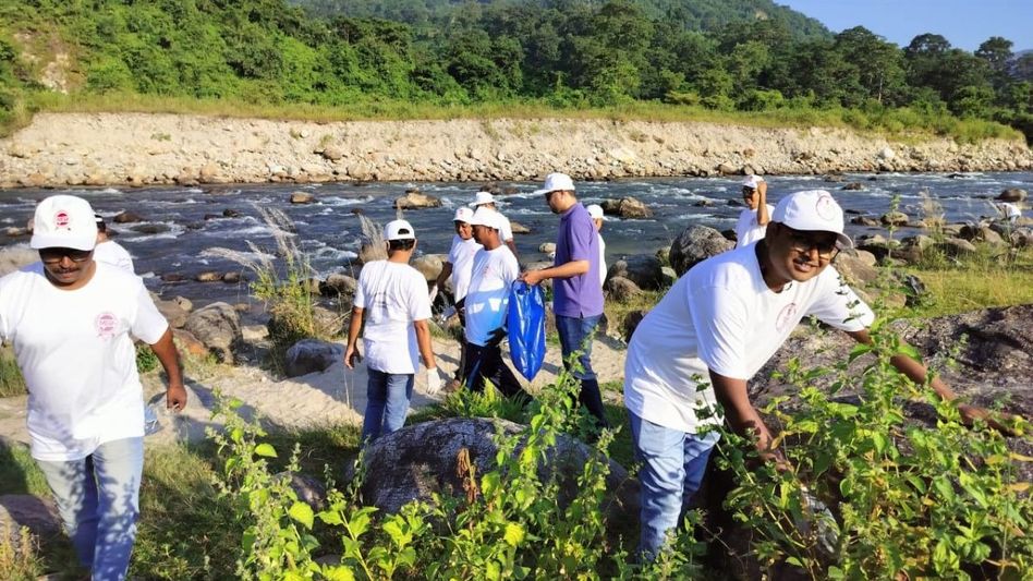 Indian Army and volunteers clean Dudhiya River banks in North Bengal Indian Army and volunteers clean Dudhiya River banks in North Bengal