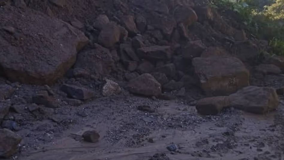 Heavy rains disrupt traffic on NH-10 in Sikkim and Darjeeling Heavy rains disrupt traffic on NH-10 in Sikkim and Darjeeling