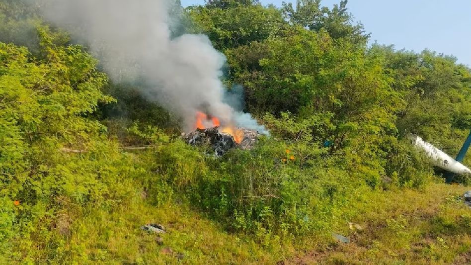 3 feared dead as helicopter crashes near Pune's Bavdhan amid dense fog 3 feared dead as helicopter crashes near Pune's Bavdhan amid dense fog
