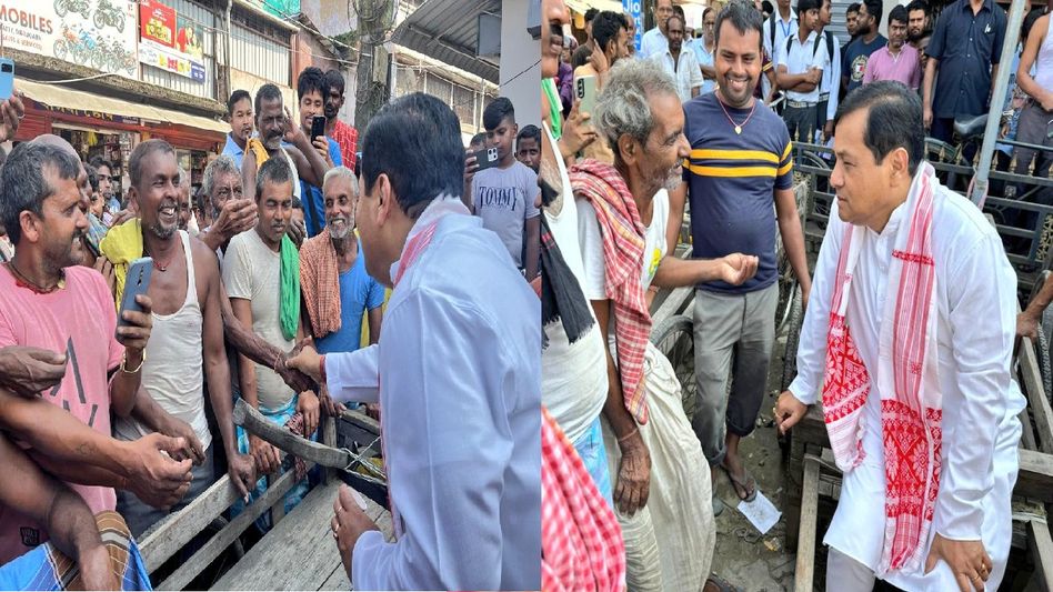 Assam: Union Minister Sarbananda Sonowal shares bread with shramik workers in Dibrugarh Assam: Union Minister Sarbananda Sonowal shares bread with shramik workers in Dibrugarh