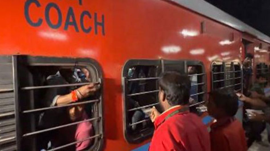 Special train resumes journey for stranded passengers after Kavaraippettai collision Special train resumes journey for stranded passengers after Kavaraippettai collision