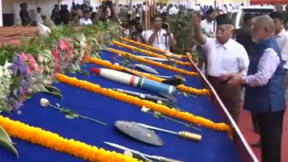 RSS chief Mohan Bhagwat performs Shastra Pooja in Nagpur on Vijayadashami RSS chief Mohan Bhagwat performs Shastra Pooja in Nagpur on Vijayadashami