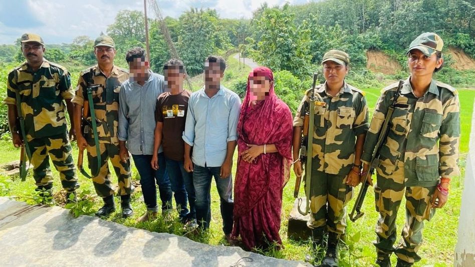 Tripura: Nine Bangladeshi nationals held by BSF Tripura: Nine Bangladeshi nationals held by BSF