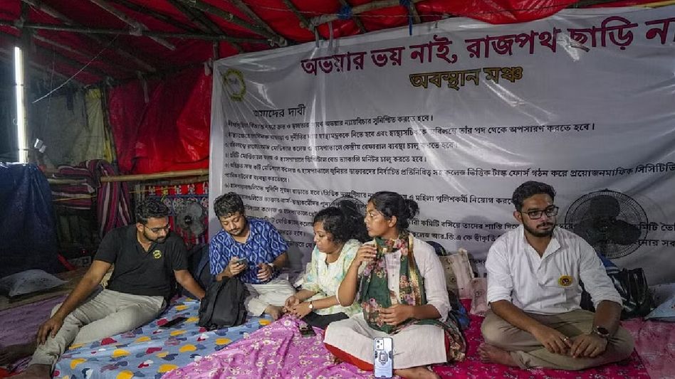 RG Kar impasse: Junior doctors intensify fast-unto-death over medic's rape and murder, one doctor hospitalised RG Kar impasse: Junior doctors intensify fast-unto-death over medic's rape and murder, one doctor hospitalised