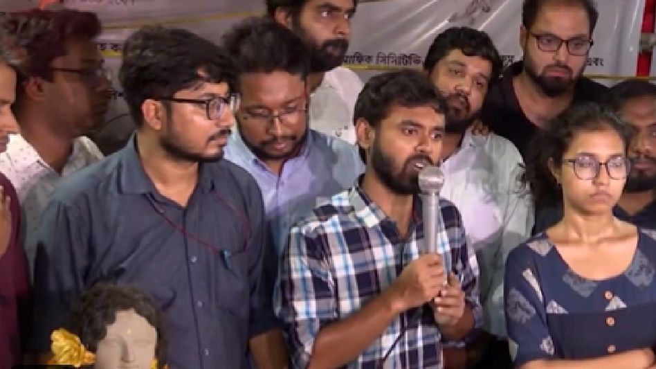 West Bengal junior doctors end hunger strike after talks with CM Mamata Banerjee West Bengal junior doctors end hunger strike after talks with CM Mamata Banerjee