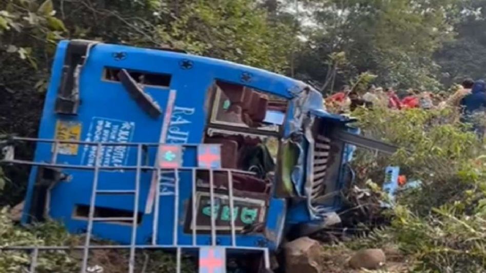 30 injured after mini-bus falls into ditch in J&K's Udhampur 30 injured after mini-bus falls into ditch in J&K's Udhampur