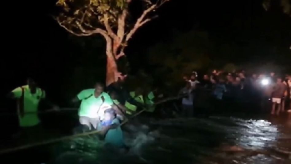 150 people stranded near Tamil Nadu's Rakachi Amman temple due to flash floods, rescued 150 people stranded near Tamil Nadu's Rakachi Amman temple due to flash floods, rescued