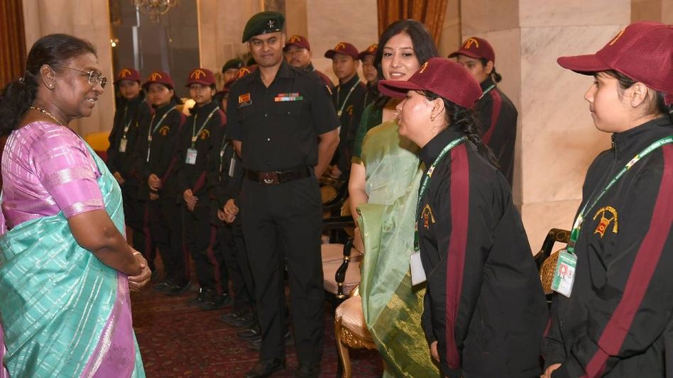 Students from Manipur meet President Murmu during National Integration Tour Students from Manipur meet President Murmu during National Integration Tour