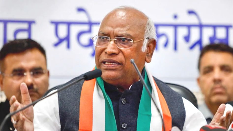 Mallikarjun Kharge dissolves PCC in Congress-ruled Himachal Mallikarjun Kharge dissolves PCC in Congress-ruled Himachal