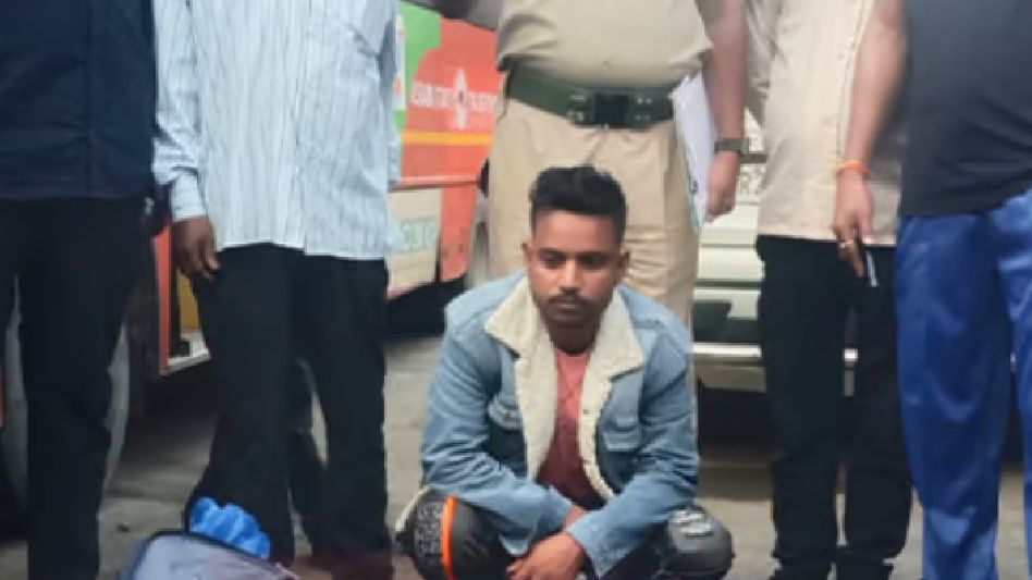 Guwahati police and SOG uncover Rs 70 lakh in counterfeit currency in ISBT raid Guwahati police and SOG uncover Rs 70 lakh in counterfeit currency in ISBT raid