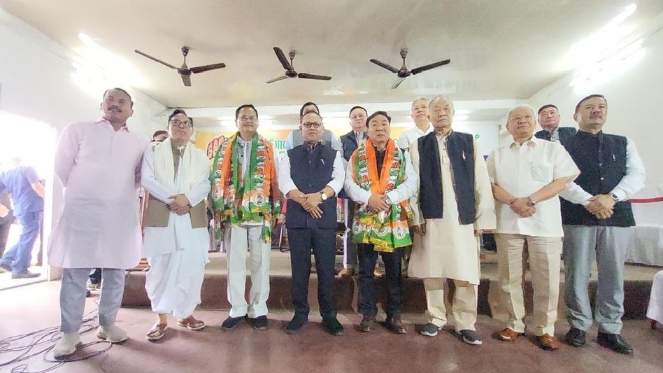 Ex-MLAs among 12 leaders join Congress in Manipur Ex-MLAs among 12 leaders join Congress in Manipur