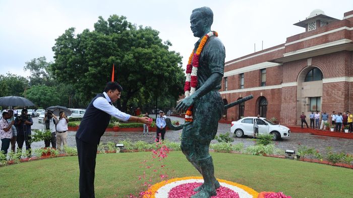 Union Sports Minister pays tribute to hockey legend Dhyan Chand on death anniversary