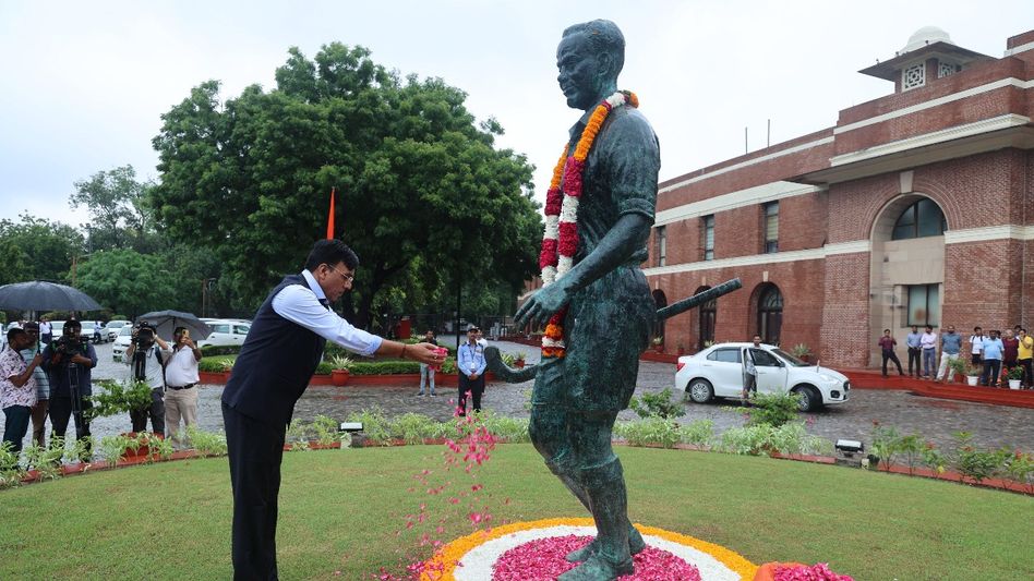 Union Sports Minister pays tribute to hockey legend Dhyan Chand on death anniversary Union Sports Minister pays tribute to hockey legend Dhyan Chand on death anniversary