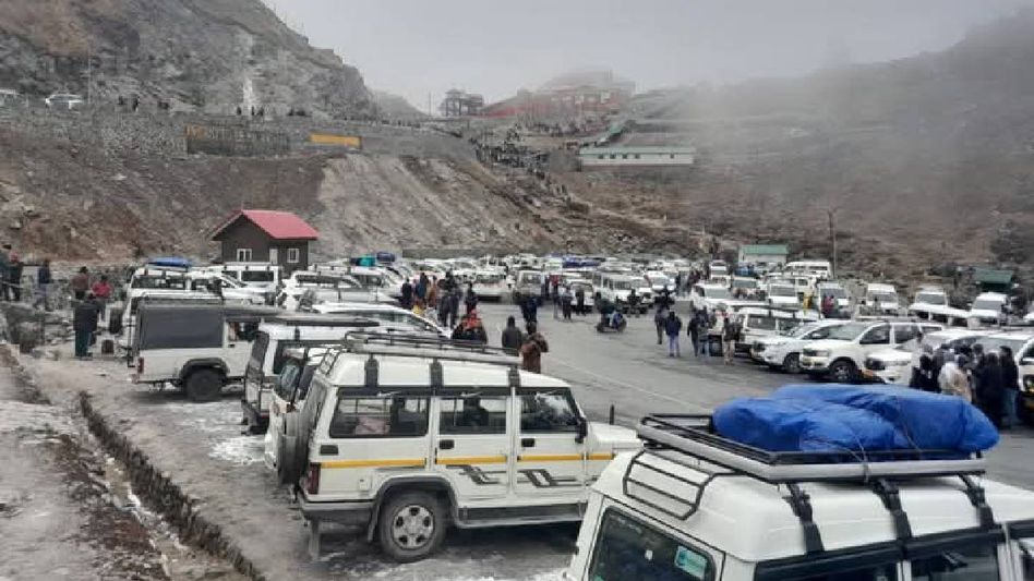 Traffic jams at Nathula as tourists rush to witness first snowfall of the season in Sikkim Traffic jams at Nathula as tourists rush to witness first snowfall of the season in Sikkim