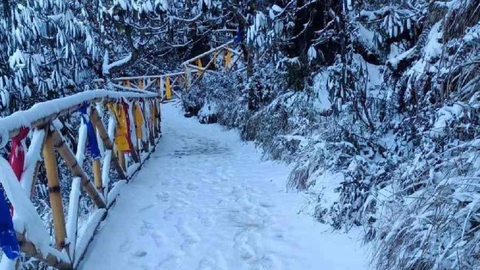 Heavy snowfall hits upper Sikkim, permits to Nathula and Tsomgo lake suspended Heavy snowfall hits upper Sikkim, permits to Nathula and Tsomgo lake suspended