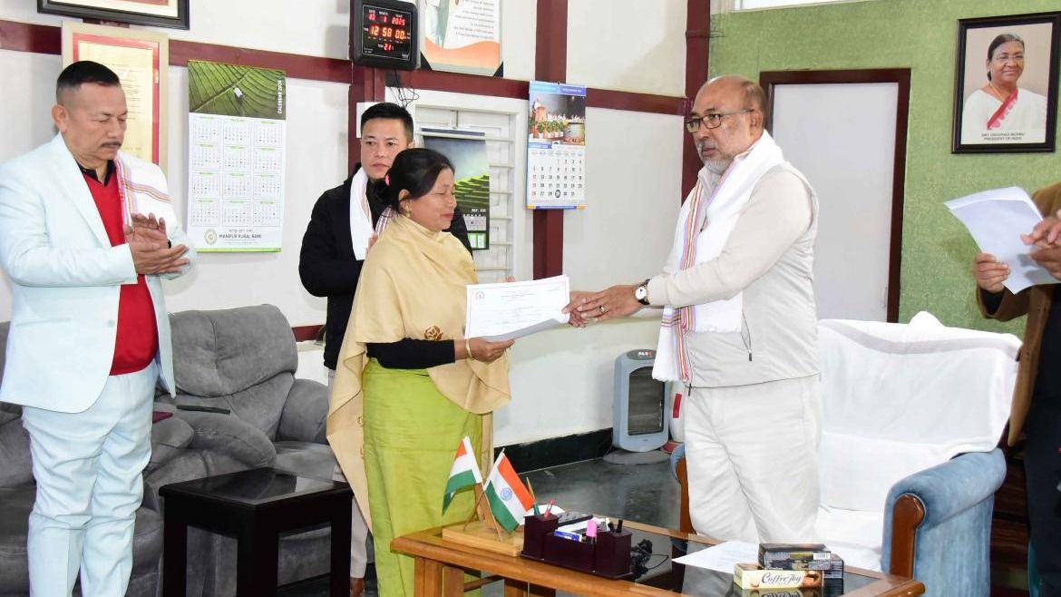 Manipur CM awards skill certificates to displaced persons in relief camps 