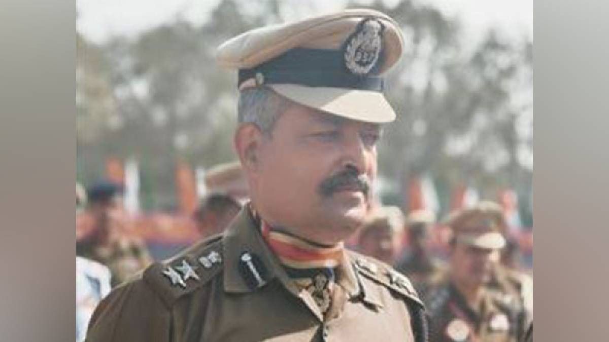 Tripura: BSF Commandant Rakesh Sinha gets Director General's Commendation Card and Disc Tripura: BSF Commandant Rakesh Sinha gets Director General's Commendation Card and Disc
