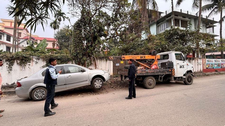 Guwahati Traffic Police tackles abandoned cars with swift towing initiative Guwahati Traffic Police tackles abandoned cars with swift towing initiative