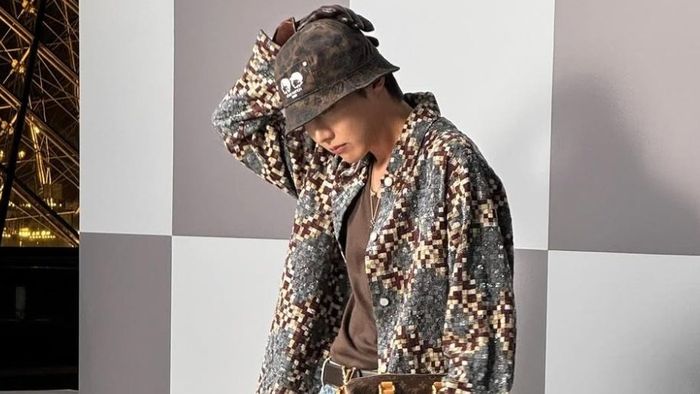 Models might want to consider career change as BTS star steals spotlight at LV show