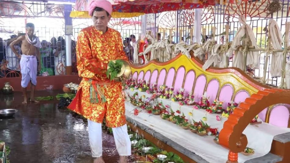 Tripura presents 'Kharchi Puja' tradition paying homage to 14 deities in R-Day tableau in New Delhi Tripura presents 'Kharchi Puja' tradition paying homage to 14 deities in R-Day tableau in New Delhi